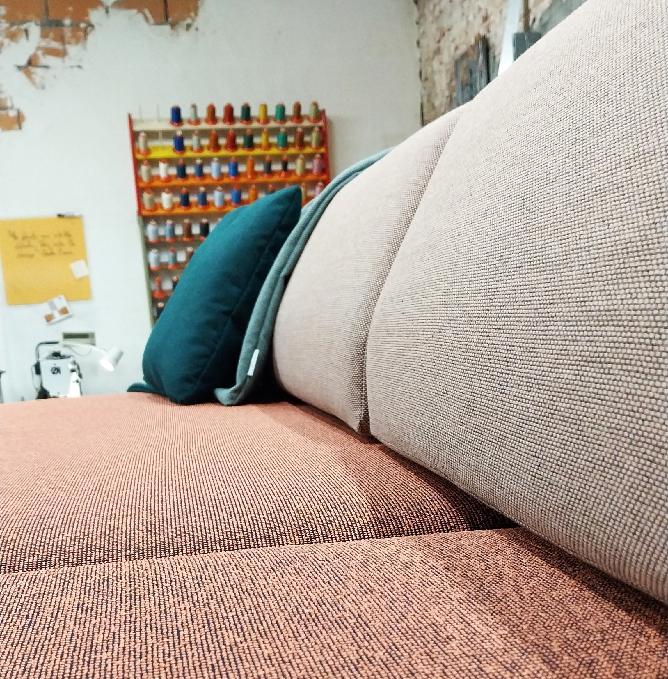 Sofa met rode kussens om te zitten en baige kleur voor de rug